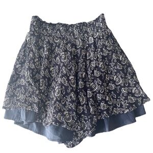 Likely Lillian Paisley Print Ruffle Shorts Navy Blue Size XS Like New